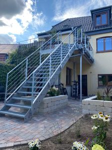 Außentreppe mit Flachstahlwangen, rutschfesten Lichtgitterstufen und feuerverzinkter Ausführung